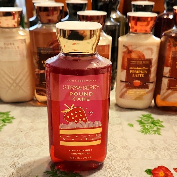 Bath & Body Works Other - NWT STRAWBERRY POUND CAKE 🍓